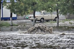 На Одессу обрушился мощнейший ураганный ветер с дождем (ФОТО)