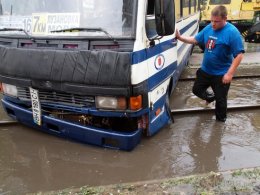 На Одессу обрушился мощнейший ураганный ветер с дождем (ФОТО)