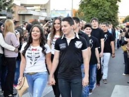 Сербские выпускники отдали деньги на покупку праздничных нарядов больным детям