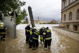 Власти чешской столицы начали эвакуацию населения (ФОТО)
