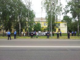 Януковича в Сумах встречают с плакатами: «Геть фашистів - регіоналів» (ФОТО)