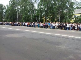 Януковича в Сумах встречают с плакатами: «Геть фашистів - регіоналів» (ФОТО)