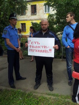 Януковича в Сумах встречают с плакатами: «Геть фашистів - регіоналів» (ФОТО)