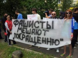 Януковича в Сумах встречают с плакатами: «Геть фашистів - регіоналів» (ФОТО)