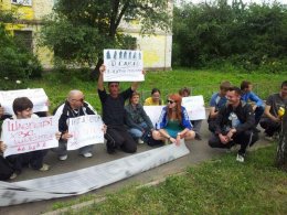 Януковича в Сумах встречают с плакатами: «Геть фашистів - регіоналів» (ФОТО)