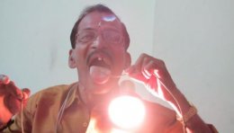 Электро-человек из Индии шокирует мир (ВИДЕО)