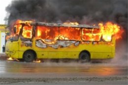 В Херсоне на ходу загорелась маршрутка с пассажирами (ВИДЕО)