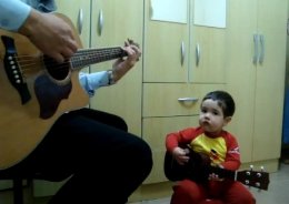 Папа и сын с гитарами взорвали интернет (ВИДЕО)