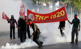В Стамбуле продолжаются жестокие стычки с полицией