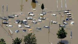 Затопленные во время наводнения в Европе автомобили приедут в Украину