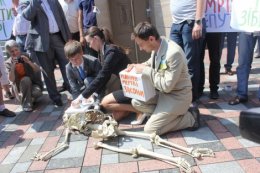 Под Радой митингующие пытались реанимировать скелет (ФОТО)