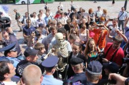 Под Радой митингующие пытались реанимировать скелет (ФОТО)