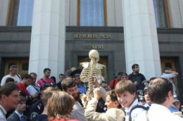 Под Радой митингующие пытались реанимировать скелет (ФОТО)