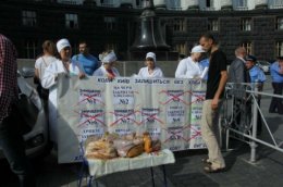 Работницы «Киевхлеба» объявили бессрочную голодовку под стенами Кабмина (ФОТО)