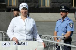 Работницы «Киевхлеба» объявили бессрочную голодовку под стенами Кабмина (ФОТО)