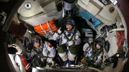Китай запустил в космос корабль с тремя космонавтами на борту