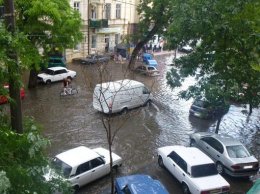 В Одессе серфер катался прямо по проезжей части (ВИДЕО)