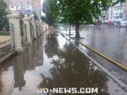 Одесса уходит под воду: автомобили плавают по Балковской (ФОТО+ВИДЕО)