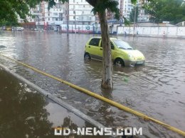 Одесса уходит под воду: автомобили плавают по Балковской (ФОТО+ВИДЕО)