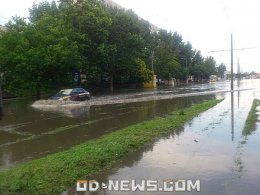 Одесса уходит под воду: автомобили плавают по Балковской (ФОТО+ВИДЕО)