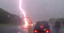 В женщину с ребенком ударила молния (ВИДЕО)