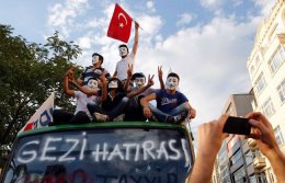 «Стоячий человек» - митингующие в Турции придумали новый вид протеста