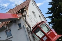 В Германии смотровая площадка с людьми обрушилась на жилой дом