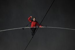Первый человек в истории преодолел Гранд-Каньон по канату (ВИДЕО)