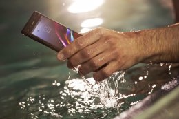 Японская компания Sony представила новый водонепроницаемый смартфон (ВИДЕО)