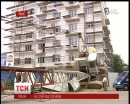 В Ровно строительный кран упал на автопарковку (ВИДЕО)