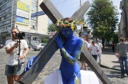 В Киеве театрализованно "распяли" Конституцию Украины (ФОТО)
