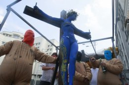 В Киеве театрализованно "распяли" Конституцию Украины (ФОТО)
