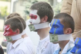 В Киеве театрализованно "распяли" Конституцию Украины (ФОТО)