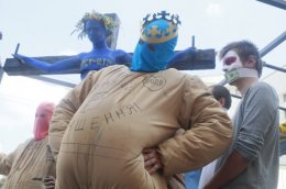 В Киеве театрализованно "распяли" Конституцию Украины (ФОТО)