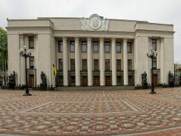 Активисты под Верховной Радой предлагали попить воды из решета (ФОТО)