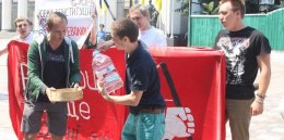 Активисты под Верховной Радой предлагали попить воды из решета (ФОТО)
