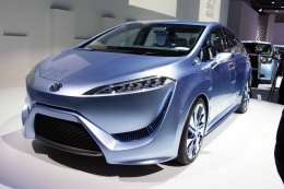 Toyota собирается представить серийную версию водородного седана (ВИДЕО)