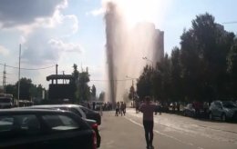 В Киеве из-под земли забил пятиэтажный гейзер (ВИДЕО)