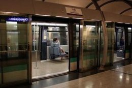 В киевском метро поставят стеклянные ограждения от самоубийц