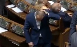 В Раде на Шуфрича обвалился кусок 15-тонной люстры (ВИДЕО)