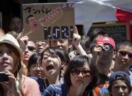 Американец за 10 минут съел 69 хот-догов