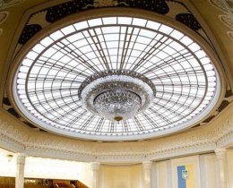 Из-за старой люстры жизнь депутатов находится в опасности