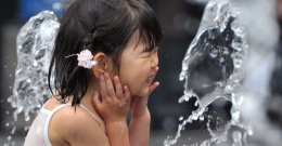 Невероятная жара в Японии отправила в больницы 900 человек (ВИДЕО)