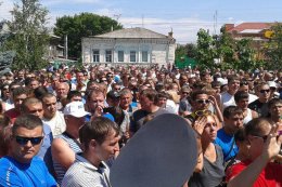 Участники массовой акции идут в сторону Самары