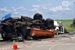 В Запорожье микроавтобус влетел в бензовоз (ВИДЕО)