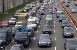 Львовяне собственными руками разобрали пробку, которая заблокировала движение