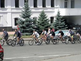 Свадьбы перестают быть скучными церемониями: велосвадьба в Сумах (ФОТО)