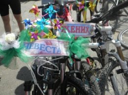 Свадьбы перестают быть скучными церемониями: велосвадьба в Сумах (ФОТО)
