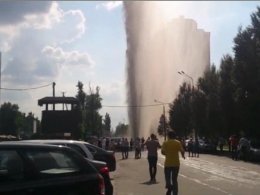 В Киеве на массиве Радужный забил фонтан из кипятка