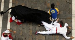 В традиционном забеге с быками серьезно пострадали три испанца (ФОТО)
